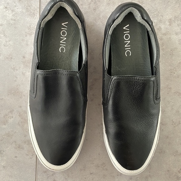 Vionic Black April Slip On Sneakers excellent condition leather arch support 7.5 - Picture 3 of 15